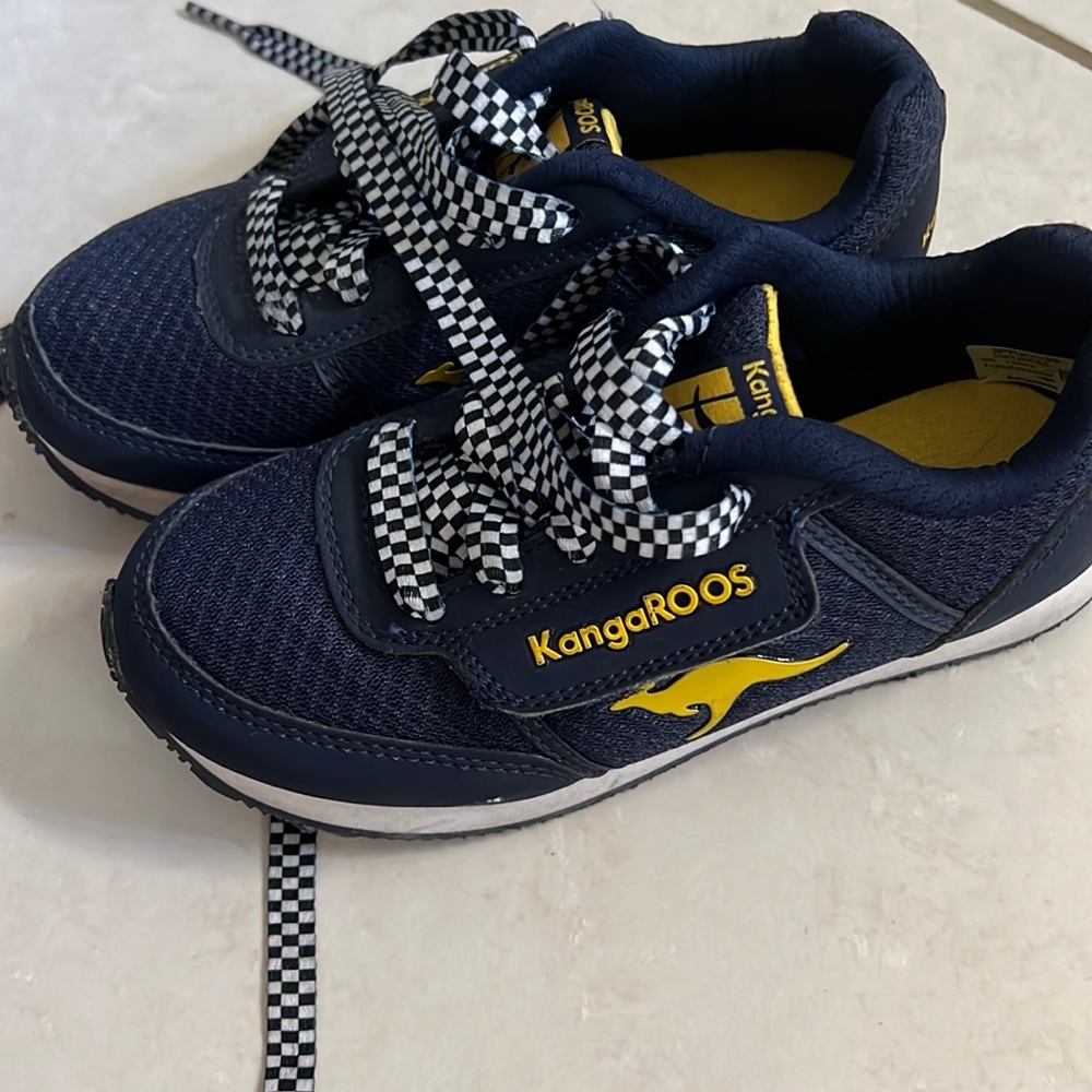 KangaROOS boys shoe navy with side pouch! Cool and very comfortable